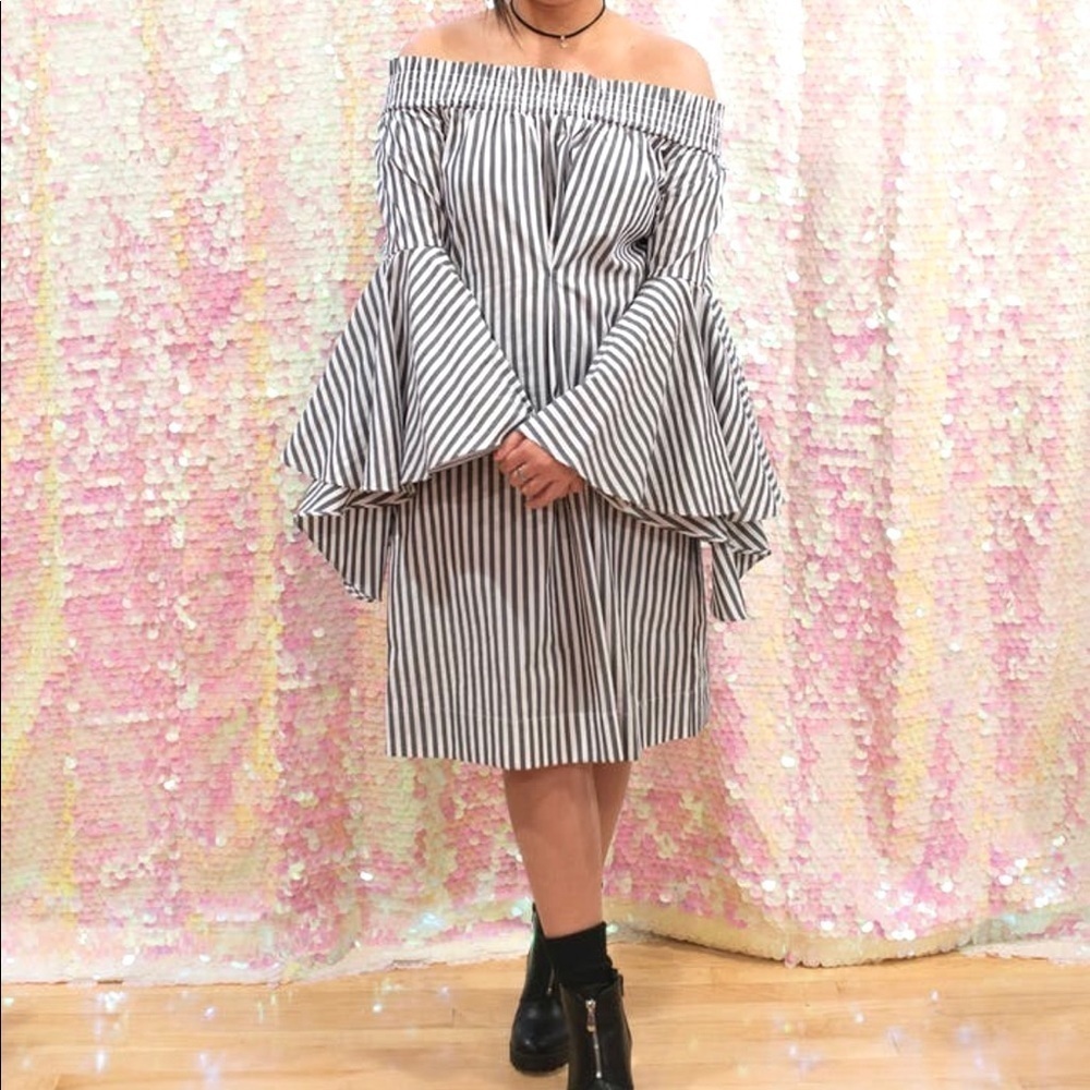 NEWYORK AND COMPANY bell sleeves dress - size S